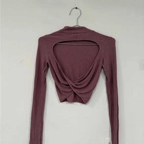 ALO Yoga Ribbed Purple Long Sleeve Crop Top - Picture 2 of 2